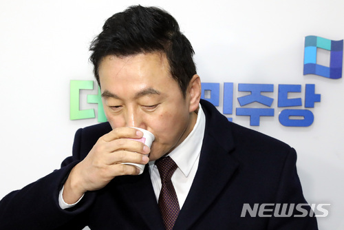 【서울=뉴시스】박영태 기자 = 성추행 논란에 휩싸인 정봉주 전 의원이 15일 오전 서울 영등포구 여의도 더불어민주당 당사에서 중앙당 조직국장에게 복당 신청서를 제출한 후 물을 마시고 있다. 2018.03.15.since1999@newsis.com