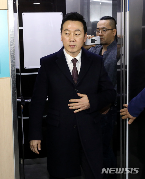 【서울=뉴시스】박영태 기자 = 성추행 논란에 휩싸인 정봉주 전 의원이 15일 오전 서울 영등포구 여의도 더불어민주당 당사에 복당 신청서를 제출하기 위해 당사에 도착하고 있다. 2018.03.15.since1999@newsis.com