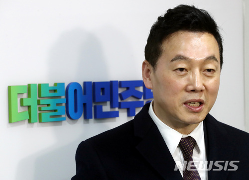 【서울=뉴시스】박영태 기자 = 성추행 논란에 휩싸인 정봉주 전 의원이 15일 오전 서울 영등포구 여의도 더불어민주당 당사에서 중앙당 조직국장에게 복당 신청서를 제출한 후 취재진 질문에 대답하고 있다. 2018.03.15. since1999@newsis.com