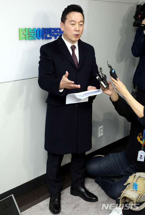 【서울=뉴시스】박영태 기자 = 성추행 논란에 휩싸인 정봉주 전 의원이 지난 15일 오전 서울 영등포구 여의도 더불어민주당 당사에서 중앙당 조직국장에게 복당 신청서를 제출한 후 취재진 질문에 대답하고 있다. 2018.03.15.since1999@newsis.com