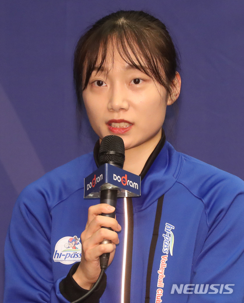 【서울=뉴시스】권현구 기자 = 15일 오후 서울 마포구 상암동 스탠포드호텔에서 열린 도드람 2017-2018 V-리그 포스트시즌 미디어데이에 참석한 한국도로공사 하이패스 문정원이 취재진 질문에 답변하고 있다. 2018.03.15. stoweon@newsis.com
