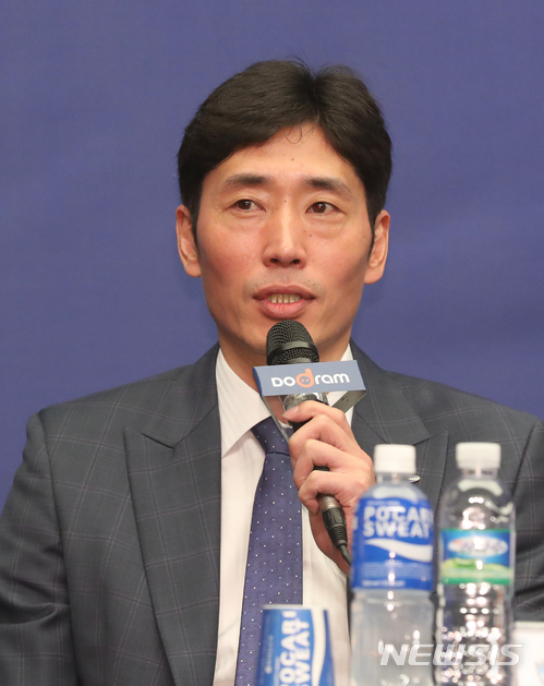 【서울=뉴시스】권현구 기자 = 15일 오후 서울 마포구 상암동 스탠포드호텔에서 열린 도드람 2017-2018 V-리그 포스트시즌 미디어데이에 참석한 대전 삼성화재 블루팡스 신진식 감독이 취재진 질문에 답변하고 있다. 2018.03.15. stoweon@newsis.com