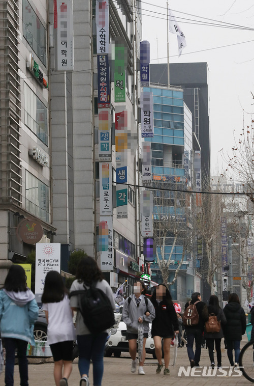 【서울=뉴시스】임태훈 기자 = 교육부와 통계청은 전국 초·중·고 1484개교 학부모 4만여명을 대상으로 실시한 '2017년 초중고 사교육비 조사 결과'를 15일 발표했다. 지난해 초·중·고교생 1인당 월평균 사교육비는 27만1000원으로 2007년 사교육비 조사를 시작한 이래 사상 최고치를 찍었다. 사교육비 총액은 18조6000억원으로 2016년(18조1000억원) 대비 5620억원(3.1%) 증가했다.   사진은 이날 오후 서울 강남구 대치동 학원가의 모습. 2018.03.15  taehoonlim@newsis.com