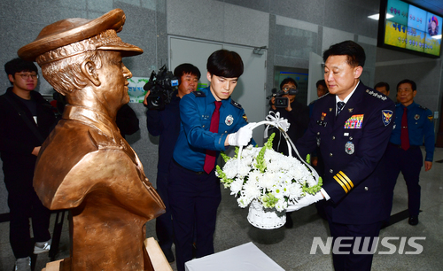 【무안=뉴시스】류형근 기자 = 이철성 경찰청장이 15일 오후 전남 무안군 전남경찰청 1층에서 5·18민주화운동 당시 광주 시민들에 대한 신군부의 강경 집압을 거부한 고(故) 안병하 치안감 흉상에 참배를 하고 있다. 2018.03.15. hgryu77@newsis.com