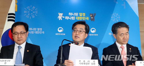 【서울=뉴시스】 추상철 기자 =15일 오후 서울 종로구 정부서울청사에서 김동연 경제부총리 겸 기획재정부장관을 비롯한 관계부처 장차관이 '청년 일자리 대책'과 관련 합동 브리핑을 하고 있다.&nbsp; 유영민(왼쪽부터) 과학기술정보통신부 장관, 김동연 부총리, 박능후 보건복지부 장관. 2018.03.15.&nbsp; scchoo@newsis.com 