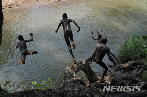 【서울=뉴시스】성남훈 일우사진상 수상 기념 개인전 ‘패 : FAIT’. 에티오피아 사냥족, Kamash, Ethiopia, 2008. 