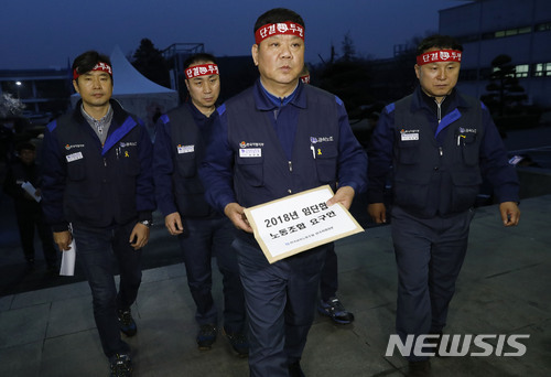 【인천=뉴시스】최동준 기자 = 전국금속노동조합 한국지엠지부가 15일 인천 한국지엠부평공장에서 임단협요구안 발표 기자회견을 마치고 노조 요구안을 전달 하기 위해 사장실로 이동하고 있다.이날 한국지엠지부는 사측의 기본급 동결안을 수용했다. 2018.03.15. photocdj@newsis.com