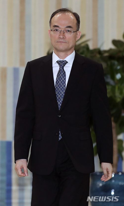 【서울=뉴시스】김선웅 기자 = 강원랜드 채용비리 수사 외압 의혹을 수사 중인 검찰(강원랜드 채용비리 관련 수사단, 단장 양부남 광주지검장)이 대검찰청 반부패부와 법무부 감찰국 등에 대한 압수수색을 실시한 15일 오후 서울 서초구 대검찰청에서 문무일 검찰총장이 퇴근길에 오르고 있다. 2018.03.15.&nbsp; mangusta@newsis.com