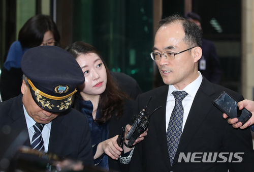 【서울=뉴시스】김선웅 기자 = 문무일 검찰총장이 15일 오후 서울 서초구 대검찰청에서 퇴근길에 오르며 취재진에 입장을 밝히고 있다. 2018.03.15. mangusta@newsis.com