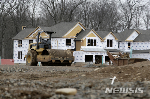 【AP/뉴시스】 미국 상무부는 5일(현지시간) 지난해 12월 신규주택 판매실적이 62만1000건으로 전월 대비 3.7% 증가했다고 발표했다. 이는 지난해 5월 이후 7개월래 최고치이다. 2019.03.05