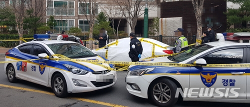 【대구=뉴시스】이통원 기자 = 16일 오전 9시께 대구 달서구 성당파출소 뒤편에 주차된 은색 아반떼 차량에서 이모(35)경사가 총상을 입고 숨진채 발견돼 경찰이 현장 감식을 벌이고 있다. 2018.03.16.tong@newsis.com