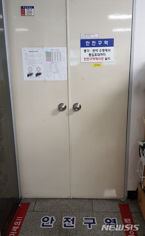 【대구=뉴시스】민경석 기자 = 16일 오전 8시48분께 대구시 달서구 성당파출소 소속 이모(35)경사가 파출소 인근 도로변에 세워져 있던 자신의 차량 안에서 총상을 입고 숨진 채 발견됐다. 사진은 파출소 내 무기고의 모습이다. 2018.03.16.&nbsp; 0803mks@newsis.com