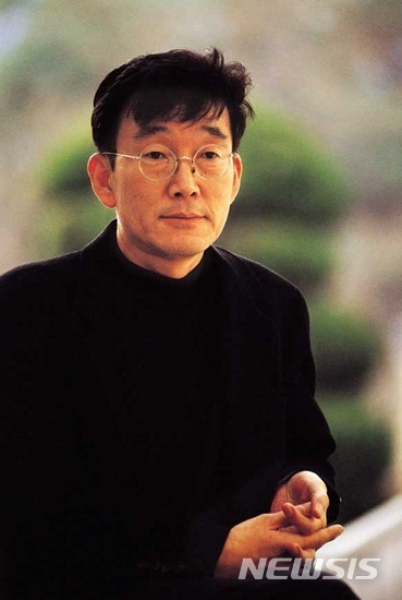 하일지, 재학생에 입맞춤 인정…"나는 수도사처럼 살아"