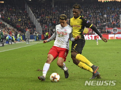 【잘츠부르크=AP/뉴시스】황희찬(왼쪽)의 돌파. 
