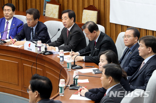 【서울=뉴시스】박영태 기자 = 16일 오전 서울 영등포구 여의도 국회에서 진행된 자유한국당 원내대책회의에서 김성태 원내대표가 모두발언을 하고 있다. 2018.03.16.since1999@newsis.com