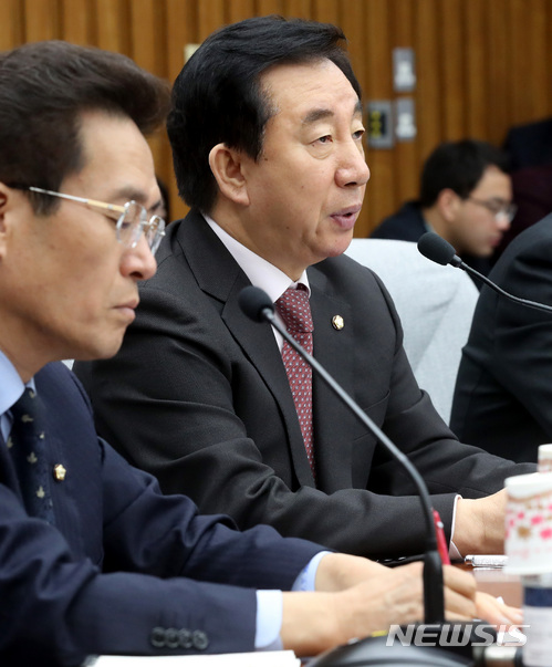 【서울=뉴시스】박영태 기자 = 16일 오전 서울 영등포구 여의도 국회에서 진행된 자유한국당 원내대책회의에서 김성태 원내대표가 모두발언을 하고 있다. 2018.03.16.since1999@newsis.com