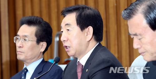【서울=뉴시스】박영태 기자 = 16일 오전 서울 영등포구 여의도 국회에서 진행된 자유한국당 원내대책회의에서 김성태 원내대표가 모두발언을 하고 있다. 2018.03.16. since1999@newsis.com