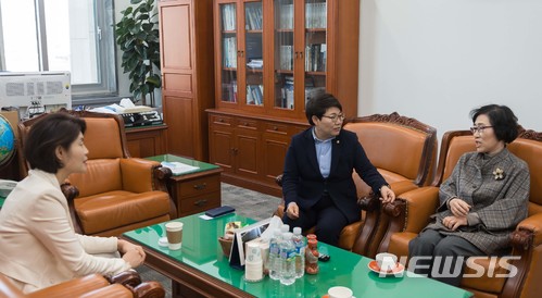 【서울=뉴시스】 박영태 기자 = 임이자 국회 환경노동소위원장과 한정애 더불어민주당 간사, 김삼화 바른미래당 간사가 지난달 16일 국회 환경노동위원장에서 의견을 나누고 있다. 국회 고용노동소위원회는 최저임금 산입 범위를 조정하는 내용의 최저임금법 개정안을 심사할 예정이다. 2018.03.16. photo@newsis.com