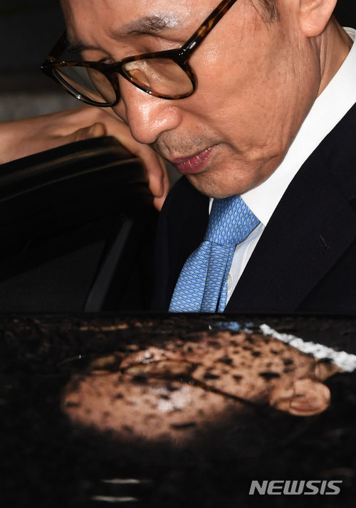 【서울=뉴시스】박주성 기자 = 이명박 전 대통령이 지난 15일 오전 피의자 조사를 마치고 서울 서초구 서울중앙지검을 나서고 있다. 2018.03.17. photo@newsis.com