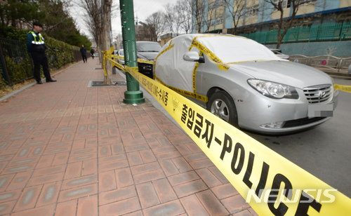 【대구=뉴시스】우종록 기자 = 대구 성서경찰서 성당파출소 소속 이 모(35) 경사가 자신의 차 안에서 총을 이용해 목숨을 끊은 사고가 발생한 19일 오전 대구 달서구 성당파출소 인근 도로변에 주차된 사고 차량을 경찰이 통제하고 있다. 2018.03.16. wjr@newsis.com