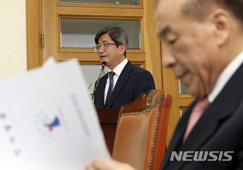 【서울=뉴시스】최진석 기자 = 김명수 대법원장이 16일 오후 서울 서초구 대법원에서 열린 '사법발전위원회 개회식'에 참석해 인사말을 하고 있다. 오른쪽은 이홍훈 사법발전위원장.&nbsp; 이날 사법발전위(위원장 이홍훈 전 대법관)는 첫 회를 시작 전관예우 실태조사 여부 및 방법과 근절방안 등을 논의할 예정이다. 2018.03.16.&nbsp; myjs@newsis.com