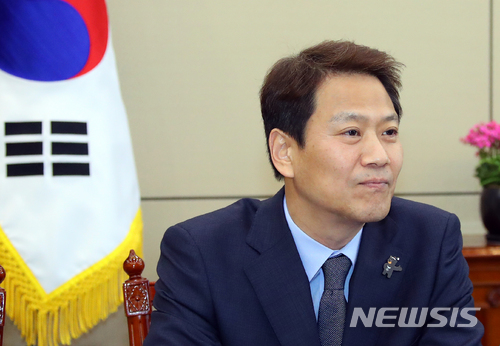 【서울=뉴시스】전진환 기자 = 남북정상회담 준비위원회 첫 전체회의가 16일 오후 청와대 여민관 소회의실에서 준비위원장인 임종석 대통령비서실장이 잠시 생각에 잠겨 있다.&nbsp; 이날 회의에는 총괄간사인 조명균 통일부 장관을 비롯해 위원인 정의용 청와대 안보실장, 장하성 정책실장, 송영무 국방부 장관, 서훈 국가정보원장, 홍남기 국무조정실장 등이 참석했다. 2018.03.16. amin2@newsis.com