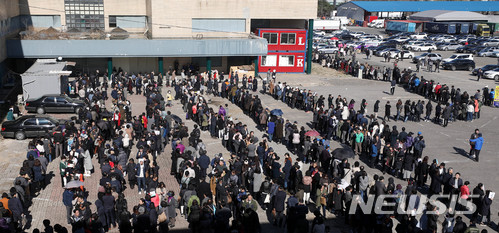 【서울=뉴시스】 추상철 기자 = 개포주공 8단지 재건축 아파트인 '디에이치 자이 개포' 견본주택 개관 첫날인 16일 오후 서울 서초구 양재IC 인근에 마련된 견본주택 앞에는 예비 청약자가 길게 줄지어 서 있다. 2018.03.16. scchoo@newsis.com