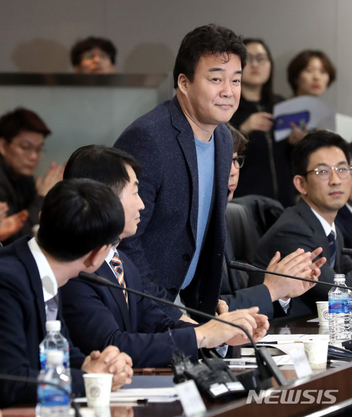 【서울=뉴시스】박영태 기자 = 16일 오후 서울 영등포구 여의도 중소기업중앙회에서 진행된 ‘상생협력 확산을 위한 가맹본부 간담회’에서 백종원 빽다방 대표가 인사를 하고 있다. 2018.03.16.since1999@newsis.com