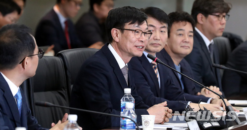 【서울=뉴시스】박영태 기자 = 16일 오후 서울 영등포구 여의도 중소기업중앙회에서 진행된 ‘상생협력 확산을 위한 가맹본부 간담회’에서 김상조 공정거래위원장이 인사말을 하고 있다. 2018.03.16.since1999@newsis.com