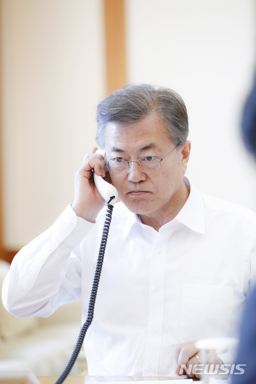 【서울=뉴시스】전신 기자 = 문재인 대통령이 16일 오후 청와대 관저 소회의실에서 아베 일본총리와 통화를 하고 있다. 2018.03.16. (사진=청와대 제공)&nbsp; photo@newsis.com 