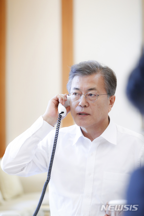 【서울=뉴시스】전신 기자 = 문재인 대통령이 16일 오후 청와대 관저 소회의실에서 아베 일본총리와 통화를 하고 있다. 2018.03.16. (사진=청와대 제공)&nbsp; photo@newsis.com 