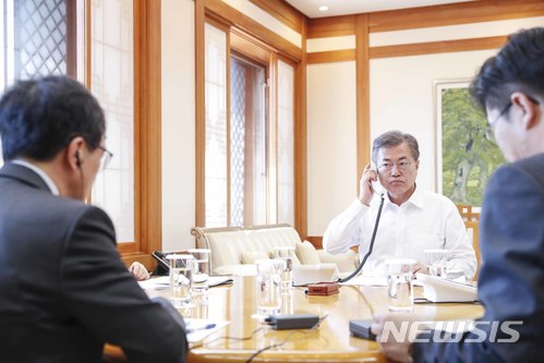 【서울=뉴시스】전신 기자 = 문재인 대통령이 16일 오후 청와대 관저 소회의실에서 아베 일본총리와 통화를 하고 있다. 2018.03.16. (사진=청와대 제공)&nbsp; photo@newsis.com 
