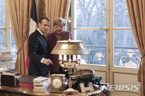 【파리=AP/뉴시스】앙겔라 메르켈 독일 총리(오른쪽)와 에마뉘엘 마크롱 프랑스 대통령이 16일(현지시간) 프랑스 파리 엘리제궁에서 정상회담을 하던 중 같은 곳을 응시하며 포즈를 취하고 있다. 2018.03.17.