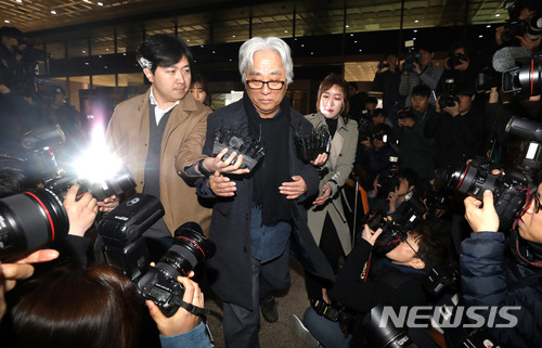 【서울=뉴시스】임태훈 기자 = 극단 단원에서 상습적으로 성폭력을 가한 의혹을 받고 있는 연극연출가 이윤택이 17일 오전 서울 종로구 서울지방경찰청에 피의자 신분으로 출석해 조사실로 향하고 있다.&nbsp; 이 씨는 지난 1999년부터 2016년 6월까지 연극인 16명에게 성폭력을 가한 혐의를 받고 있다. 2018.03.17&nbsp; taehoonlim@newsis.com 