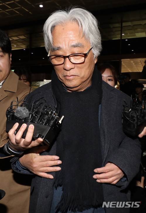 【서울=뉴시스】임태훈 기자 = 극단 단원에서 상습적으로 성폭력을 가한 의혹을 받고 있는 연극연출가 이윤택이 17일 오전 서울 종로구 서울지방경찰청에 피의자 신분으로 출석해 조사실로 향하고 있다. 이 씨는 지난 1999년부터 2016년 6월까지 연극인 16명에게 성폭력을 가한 혐의를 받고 있다. 2018.03.17&nbsp; taehoonlim@newsis.com