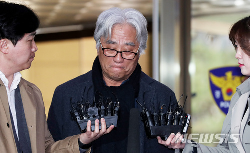 【서울=뉴시스】임태훈 기자 = 극단 단원에서 상습적으로 성폭력을 가한 의혹을 받고 있는 연극연출가 이윤택이 17일 오전 서울 종로구 서울지방경찰청에 피의자 신분으로 출석해 취재진의 질문을 듣고 있다. 이 씨는 지난 1999년부터 2016년 6월까지 연극인 16명에게 성폭력을 가한 혐의를 받고 있다. 2018.03.17 taehoonlim@newsis.com