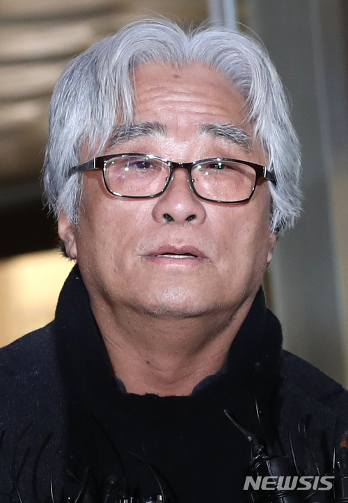 【서울=뉴시스】임태훈 기자 = 극단 단원에서 상습적으로 성폭력을 가한 의혹을 받고 있는 연극연출가 이윤택이 17일 오전 서울 종로구 서울지방경찰청에 피의자 신분으로 출석해 취재진의 질문에 답변하고 있다.&nbsp; 이 씨는 지난 1999년부터 2016년 6월까지 연극인 16명에게 성폭력을 가한 혐의를 받고 있다. 2018.03.17&nbsp; taehoonlim@newsis.com