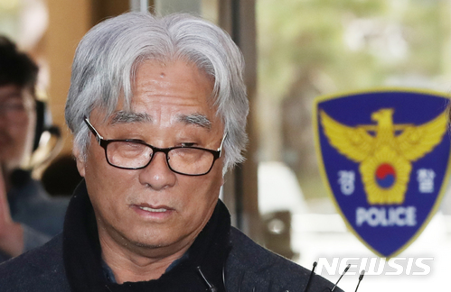 【서울=뉴시스】임태훈 기자 = 극단 단원에서 상습적으로 성폭력을 가한 의혹을 받고 있는 연극연출가 이윤택이 17일 오전 서울 종로구 서울지방경찰청에 피의자 신분으로 출석해 취재진의 질문에 답변하고 있다. 이 씨는 지난 1999년부터 2016년 6월까지 연극인 16명에게 성폭력을 가한 혐의를 받고 있다. 2018.03.17&nbsp; taehoonlim@newsis.com