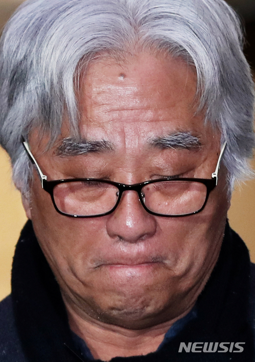【서울=뉴시스】임태훈 기자 = 극단 단원에서 상습적으로 성폭력을 가한 의혹을 받고 있는 연극연출가 이윤택이 17일 오전 서울 종로구 서울지방경찰청에 피의자 신분으로 출석해 취재진의 질문을 듣고 있다.&nbsp; 이 씨는 지난 1999년부터 2016년 6월까지 연극인 16명에게 성폭력을 가한 혐의를 받고 있다. 2018.03.17&nbsp; taehoonlim@newsis.com