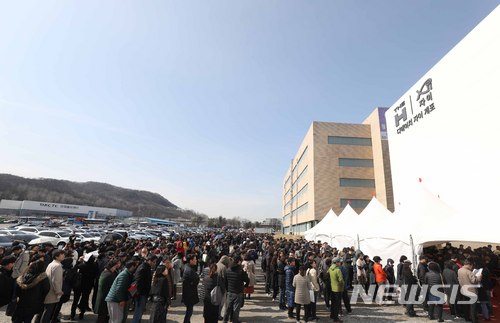 【서울=뉴시스】김선웅 기자 = 17일 서울 서초구 양재IC 인근에 위치한 디에이치자이 개포 견본주택을 찾은 방문객들이 입장하기 위해 줄을 서서 기다리고 있다. 2018.03.17. mangusta@newsis.com