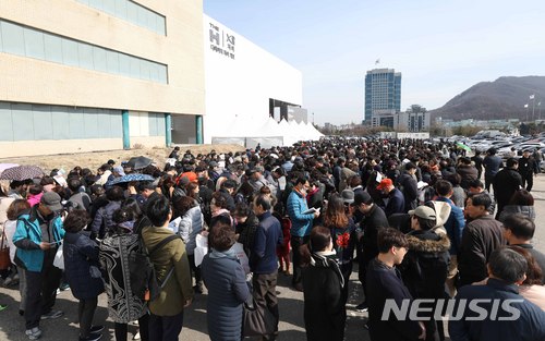【서울=뉴시스】김선웅 기자 = 17일 서울 서초구 양재IC 인근에 위치한 디에이치자이 개포 견본주택을 찾은 방문객들이 입장하기 위해 줄을 서서 기다리고 있다. 2018.03.17. mangusta@newsis.com