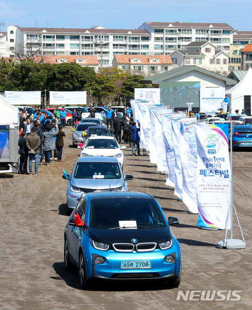 【제주=뉴시스】 우장호 기자 = 17일 제주시 시민복지타운 광장에서 열린 '전기차 1만 대 돌파 기념 페스티벌'에 참가한 전기차들이 퍼레이드를 하고 있다. 2018.03.17. woo1223@newsis.com