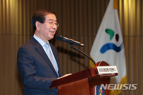 【서울=뉴시스】김선웅 기자 = 17일 서울시청에서 열린 '자치분권 원년, 자치분권 개헌으로' 자치분권개헌 국민대토론회에서 서울시장 3선에 도전하는 박원순 서울시장이 자치분권 개헌에 대한 입장을 발표하고 있다. 2018.03.17.&nbsp; mangusta@newsis.com