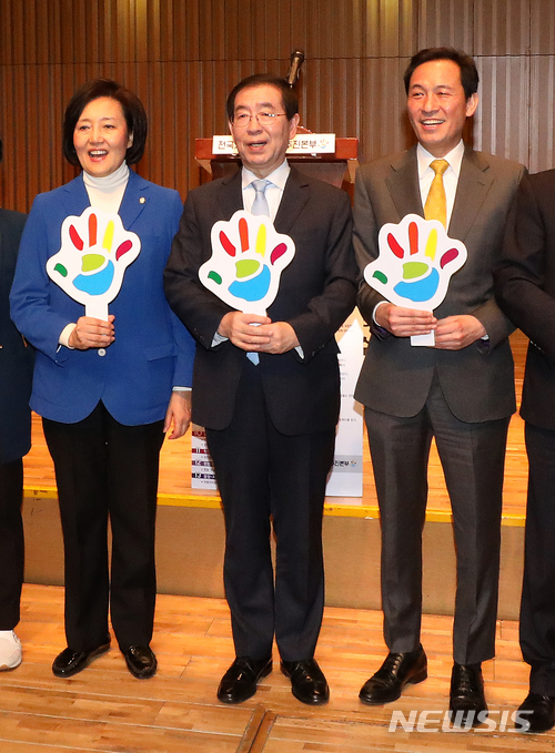 【서울=뉴시스】김선웅 기자 = 17일 서울시청에서 열린 '자치분권 원년, 자치분권 개헌으로' 자치분권개헌 국민대토론회에서 지방선거 서울시장에 도전하는 박영선(왼쪽 네번째부터) 더불어민주당 의원, 박원순 서울시장, 우상호 더불어민주당 의원이 자치분권 개헌을 촉구하는 퍼포먼스를 하고 있다. 2018.03.17.&nbsp; mangusta@newsis.com