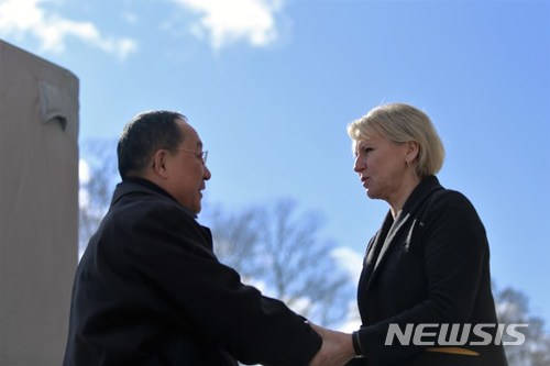 【서울=뉴시스】북한과 스웨덴 외무장관 회담이 17일(현지시간) 구체적인 합의내용을 발표하지 않고 마무리됐다. 스웨덴 외무부가 공개한 사진으로, 마르고트 발스트룀 스웨덴 외무장관과 북한 리용호 외무상이 악수하고 있다. (사진출처: 스웨덴 외무부) 2018.03.18 