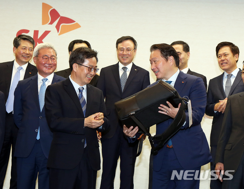 김동연 경제부총리 겸 기획재정부 장관이 지난 3월13일 SK 본사에서 간담회를 가진 뒤 모어댄 가방을 전달받고 있다. (사진 제공 = SK이노베이션)