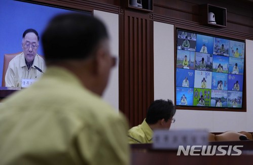 【서울=뉴시스】고승민 기자 = 홍남기 국무조정실장이 18일 오전 정부서울청사에서 열린 AI 상황 점검 및 대책회의(서울-세종 영상회의)를 주재하고 있다. 2018.03.18.&nbsp; kkssmm99@newsis.com