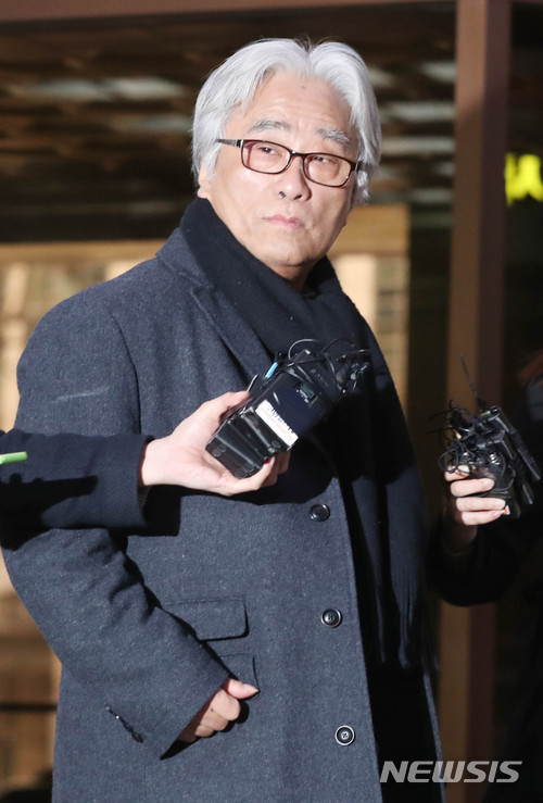 【서울=뉴시스】권현구 기자 = 극단 단원들에게 상습적으로 성폭력을 가한 의혹을 받는 연극연출가 이윤택씨가 18일 오전 서울 종로구 서울지방경찰청으로 재소환되고 있다. 2018.03.18. stoweon@newsis.com