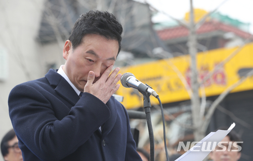 【서울=뉴시스】권현구 기자 = 정봉주 전 의원이 18일 오전 서울 마포구 연트럴 파크에서 6.13 지방선거 서울시장 출마를 선언하고 있다. 2018.03.18. stoweon@newsis.com