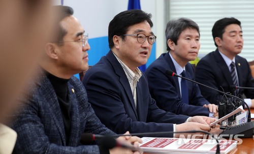 【서울=뉴시스】홍효식 기자 = 더불어민주당 우원식(왼쪽 둘째) 원내대표가 18일 오전 서울 여의도 국회에서 개헌 관련 기자간담회를 하고 있다. 2018.03.18. yesphoto@newsis.com